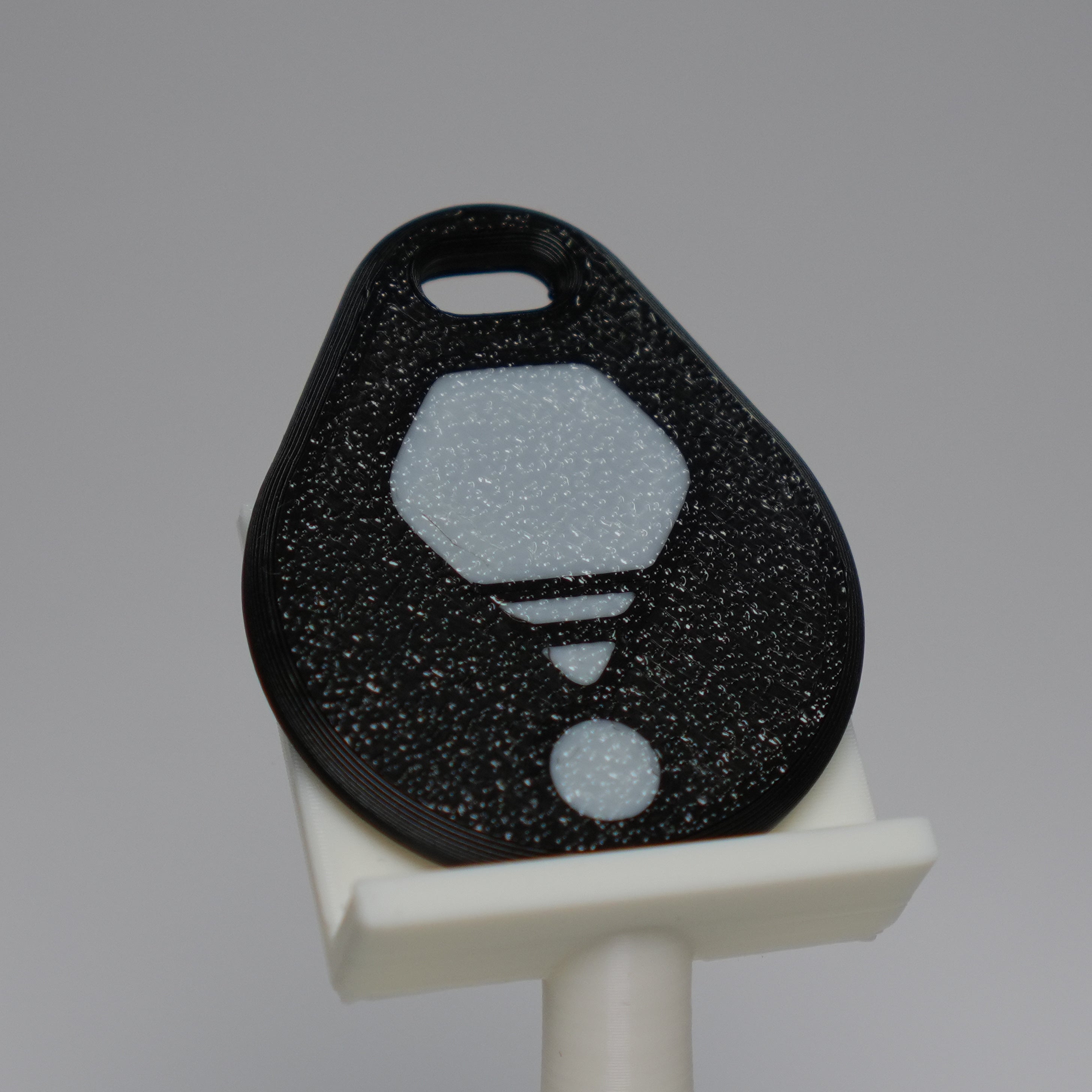 Personalisierbarer Schlüsselanhänger mit integriertem NFC-Chip als Werbeartikel