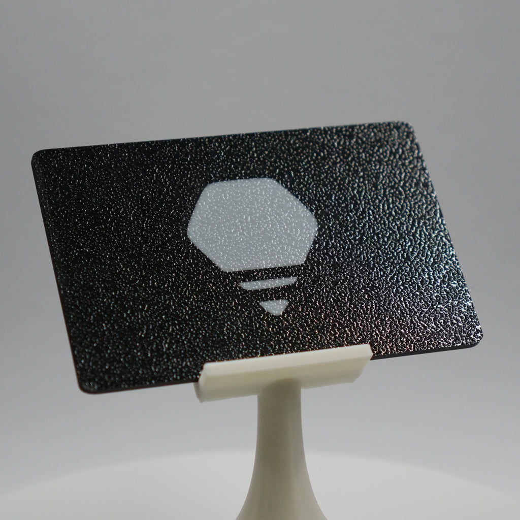 Personalisierbare Visitenkarte für Notizzettelhalter mit optionalem NFC-Chip im Einsatz