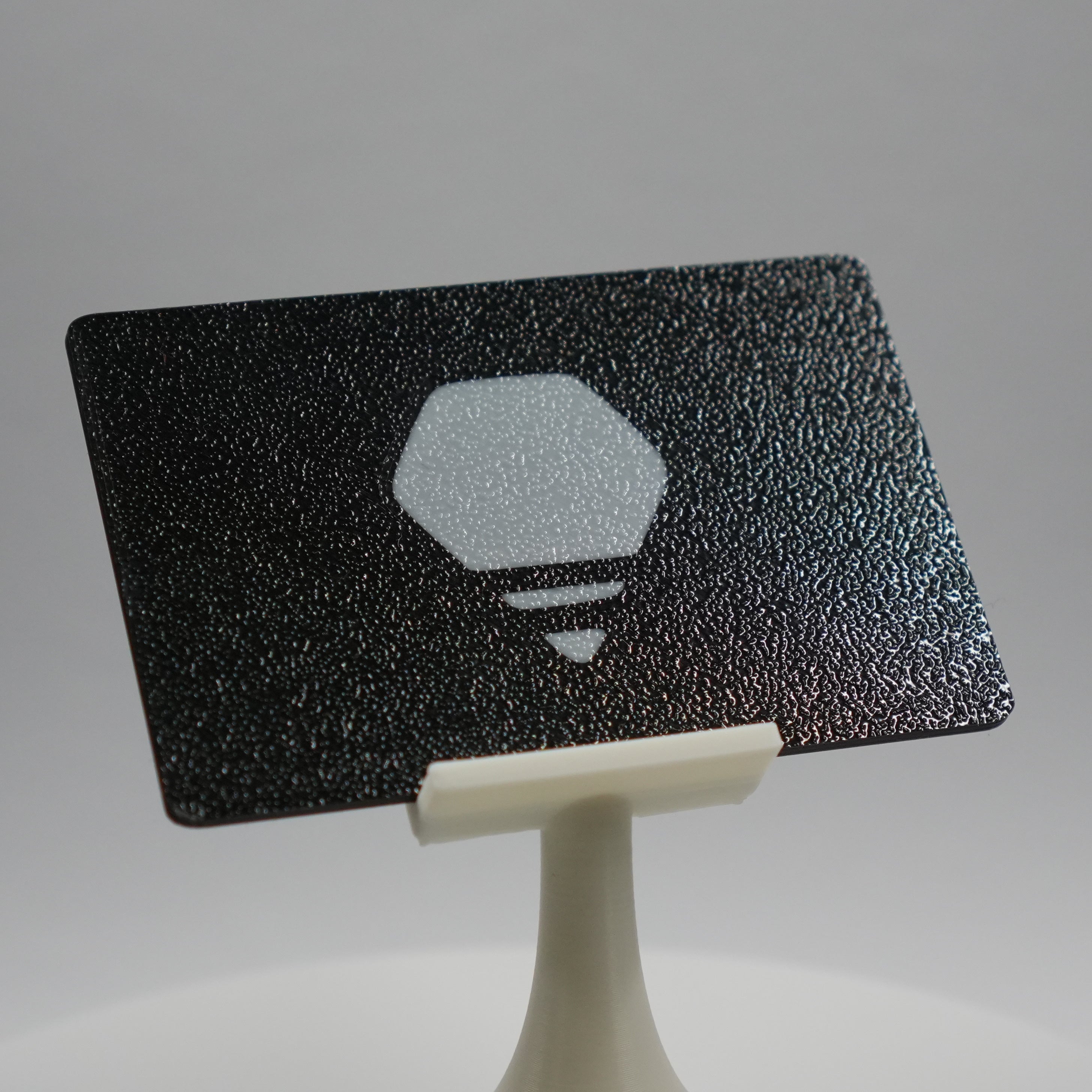 Personalisierbare Visitenkarte für Notizzettelhalter mit optionalem NFC-Chip im Einsatz