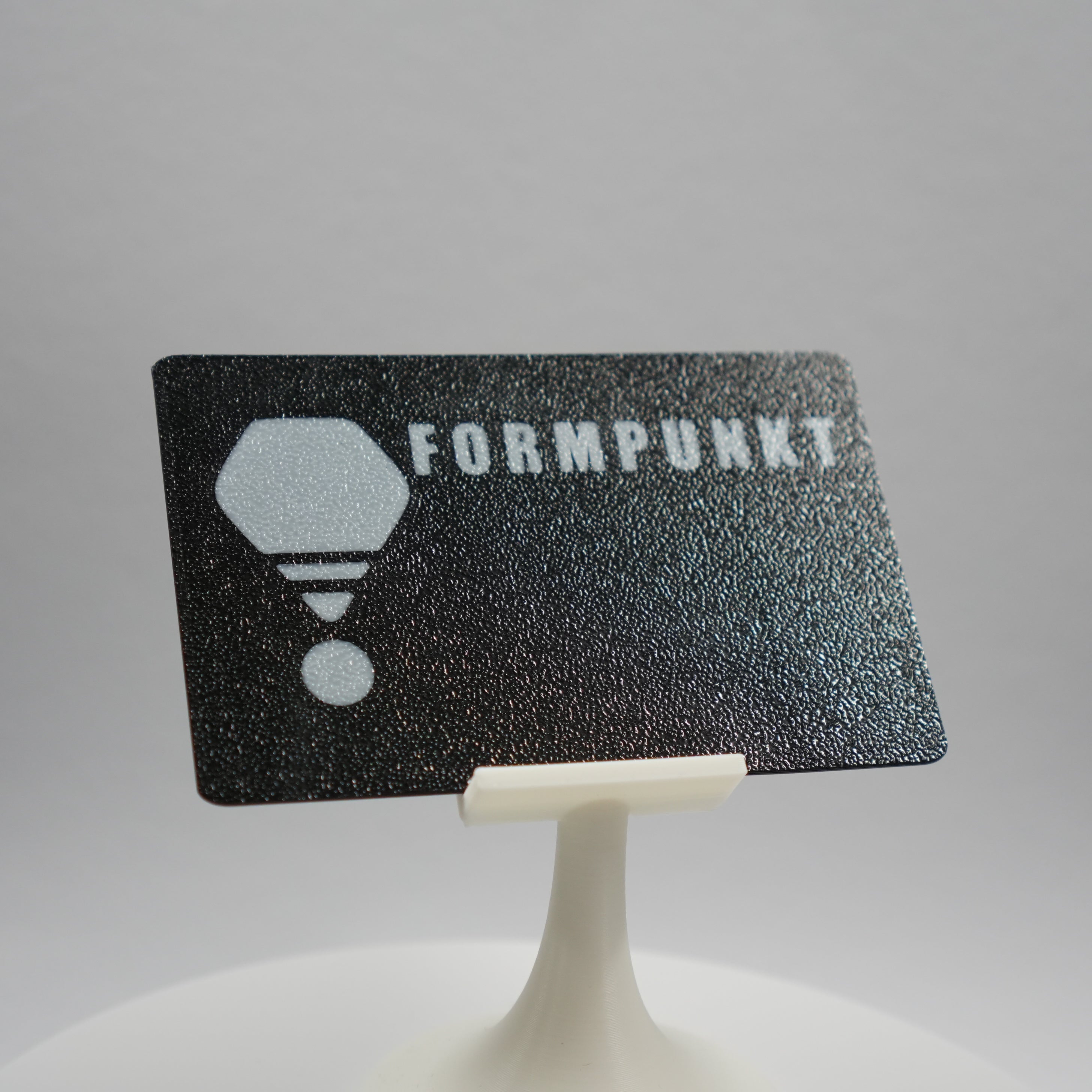 Personalisierbare NFC-Visitenkarte mit Glanz-Effekt für professionellen Markenauftritt